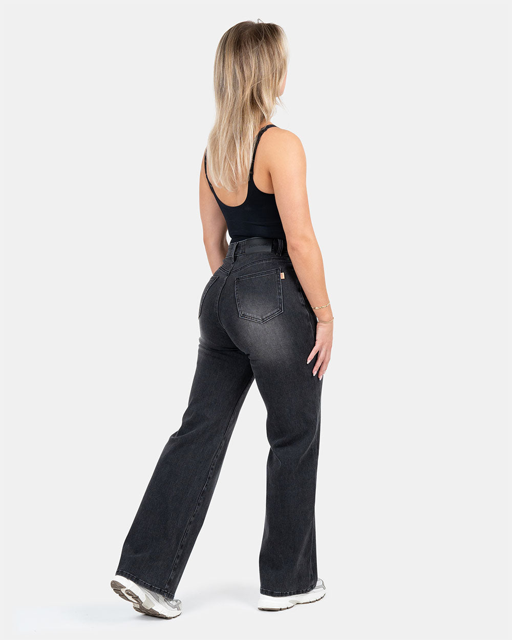 Curve-Hugging Relax – High-Waist – Black