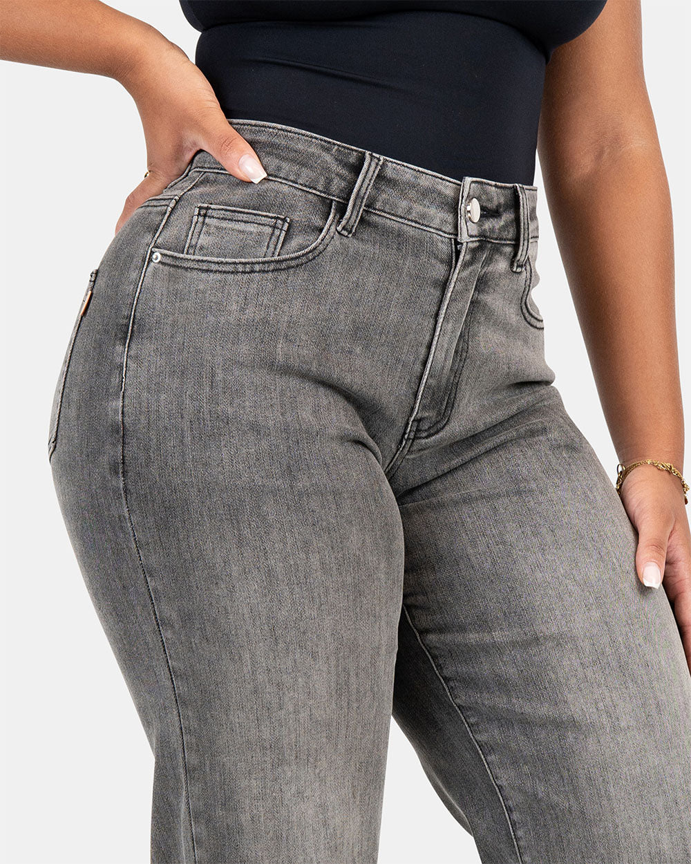 Curve-Hugging Wide Leg – Mid Rise – Grey