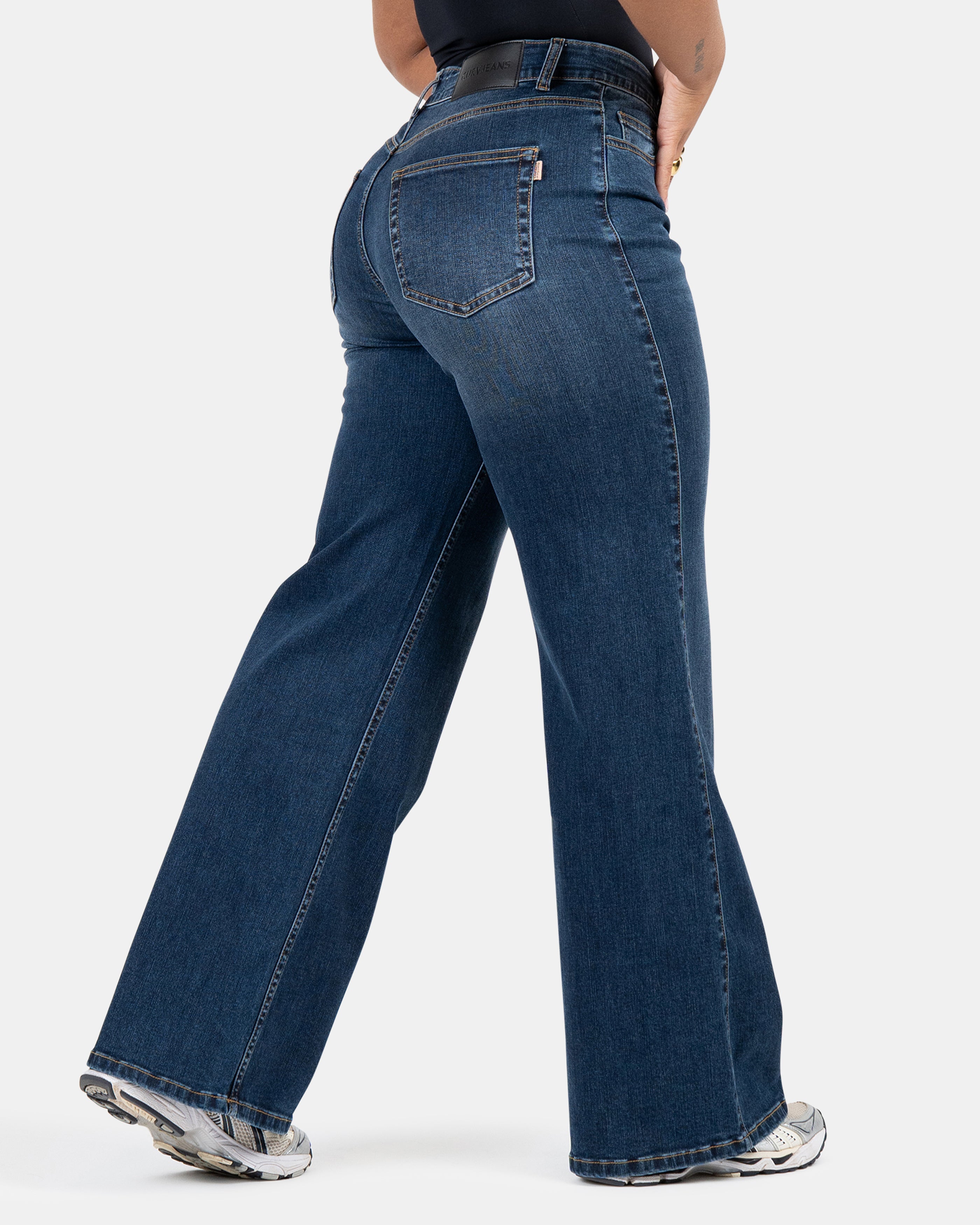 Curve-Hugging Wide Leg – Mid Rise – Indigo