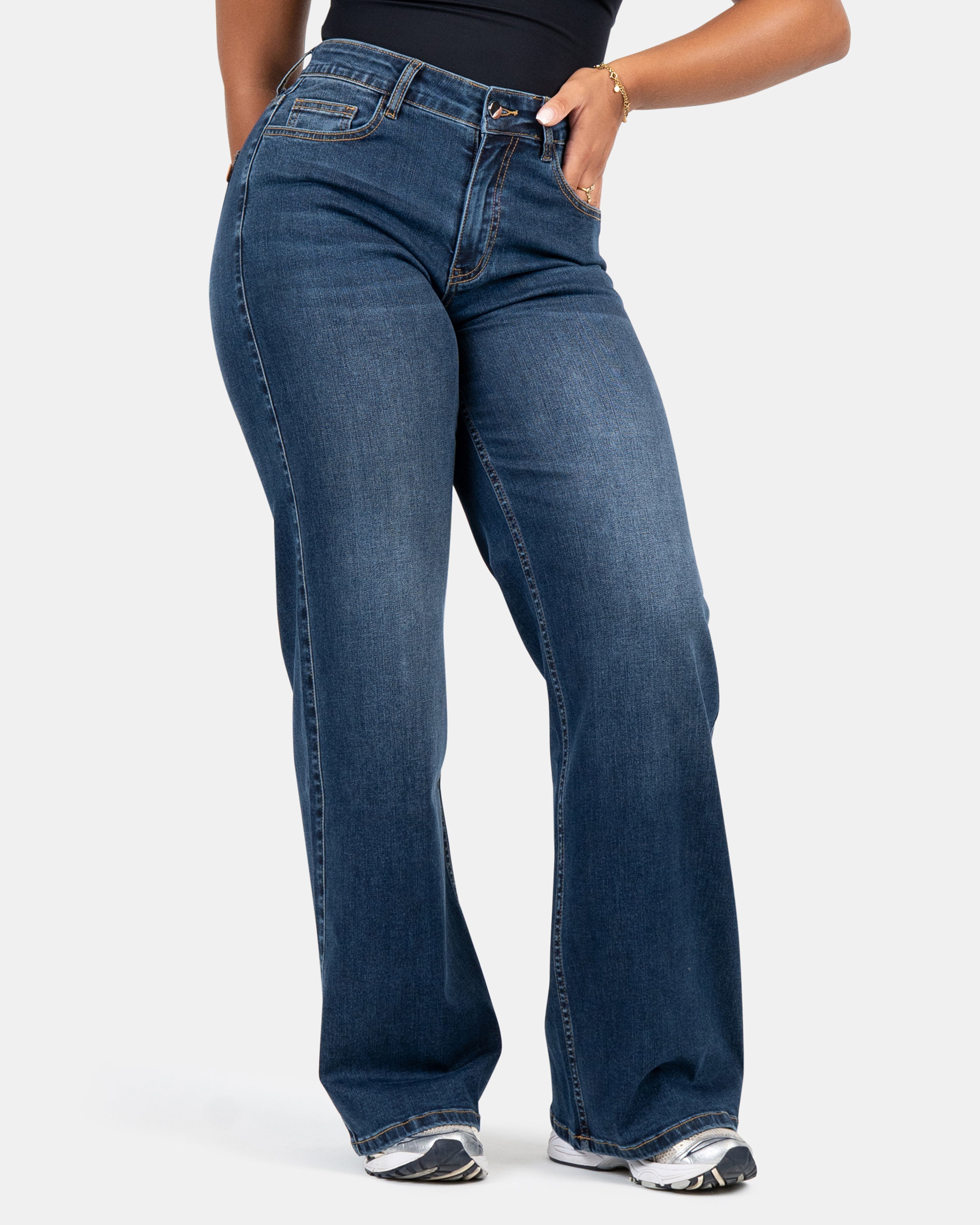 Curve-Hugging Wide Leg – Mid Rise – Indigo