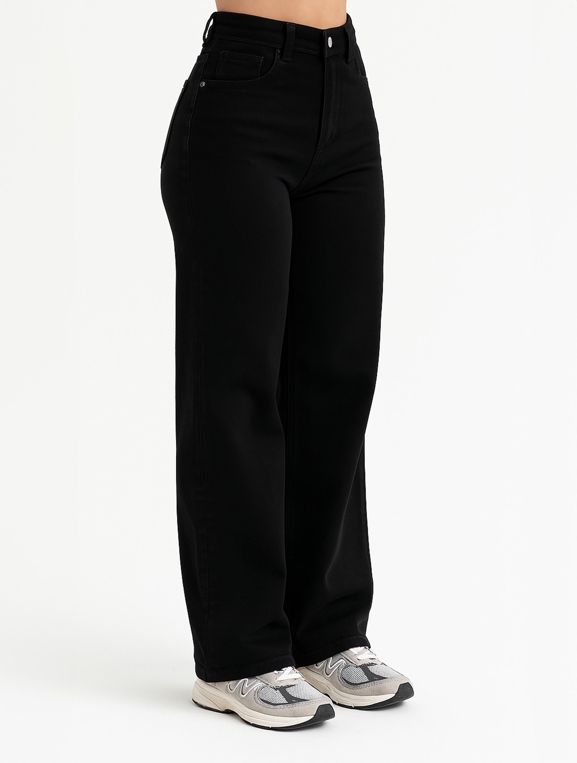 Curve-Hugging Relax Fit - Black