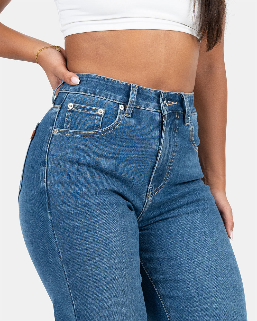 Curve-Hugging Relax – High-Waist – Mid Blue
