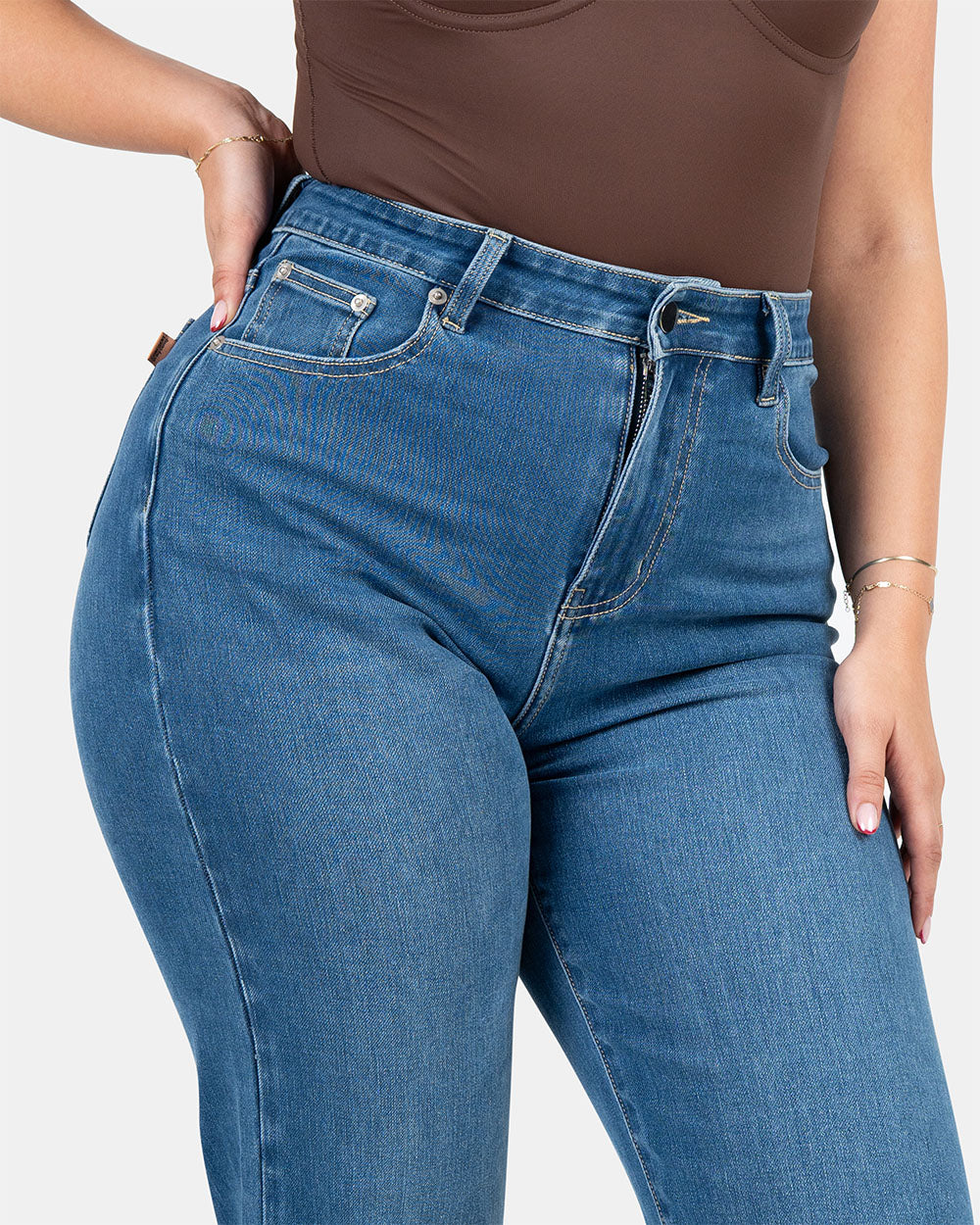 Curve-Hugging Relax – High-Waist – Mid Blue