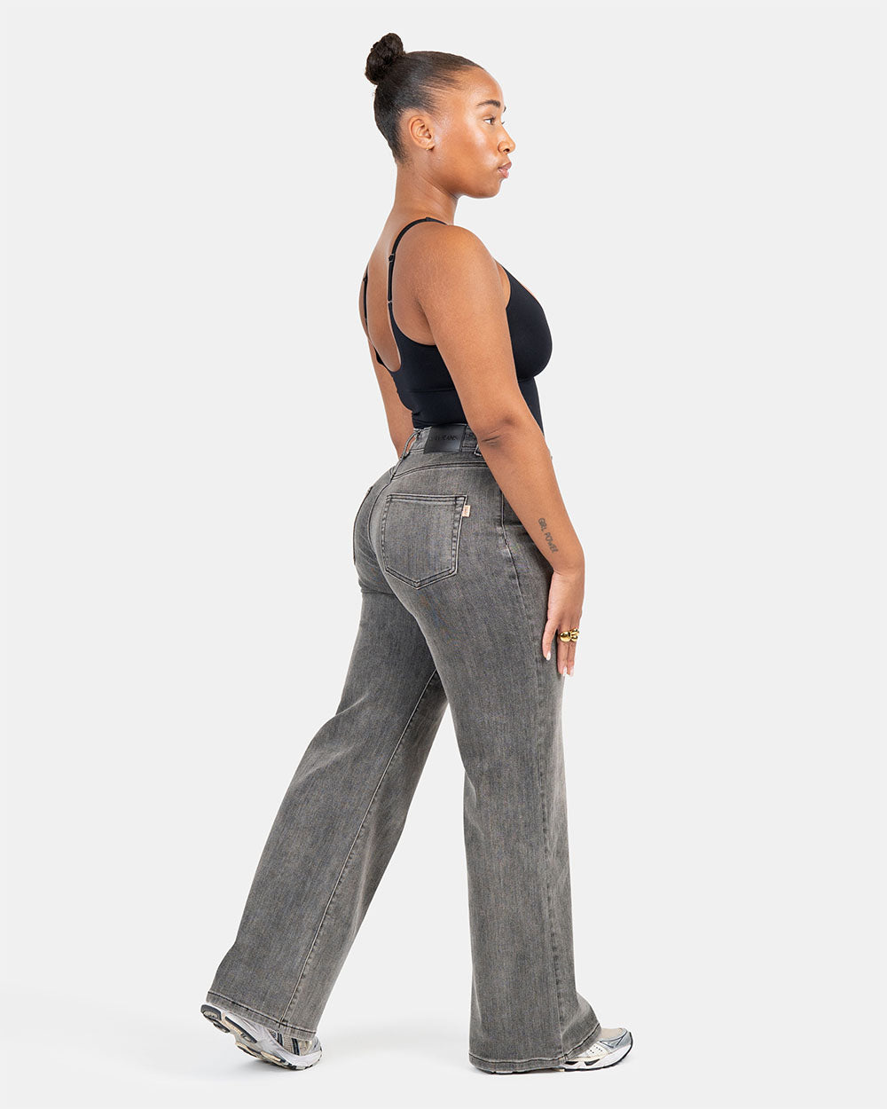 Curve-Hugging Wide Leg – Mid Rise – Grey