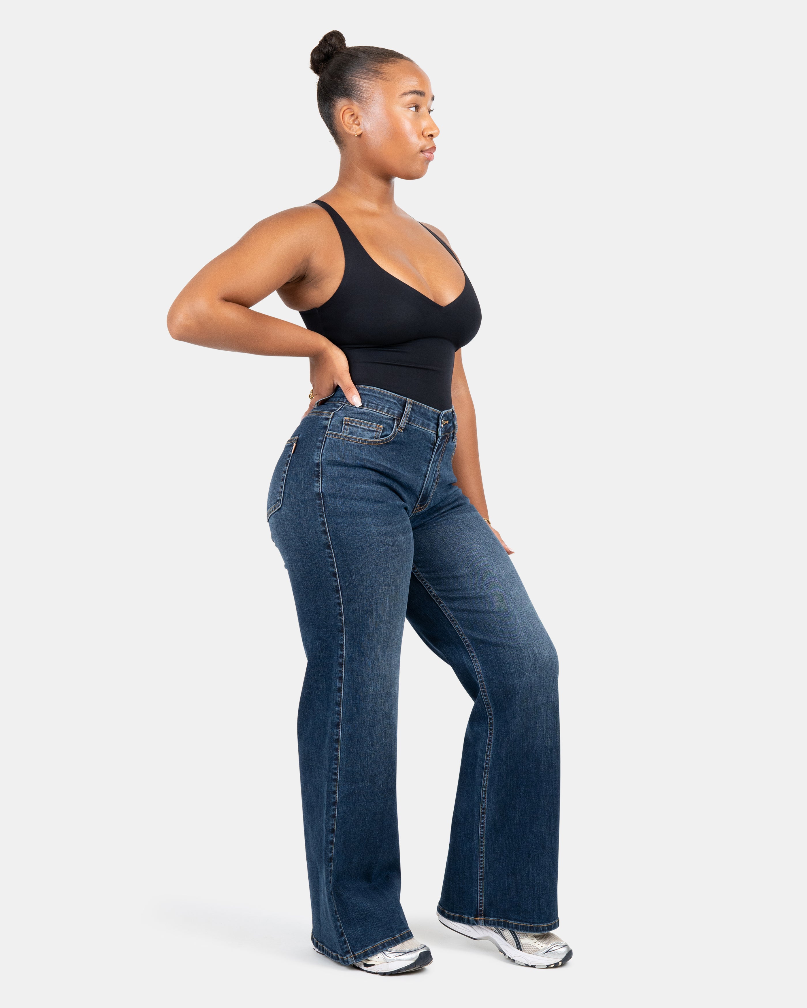 Curve-Hugging Wide Leg – Mid Rise – Indigo