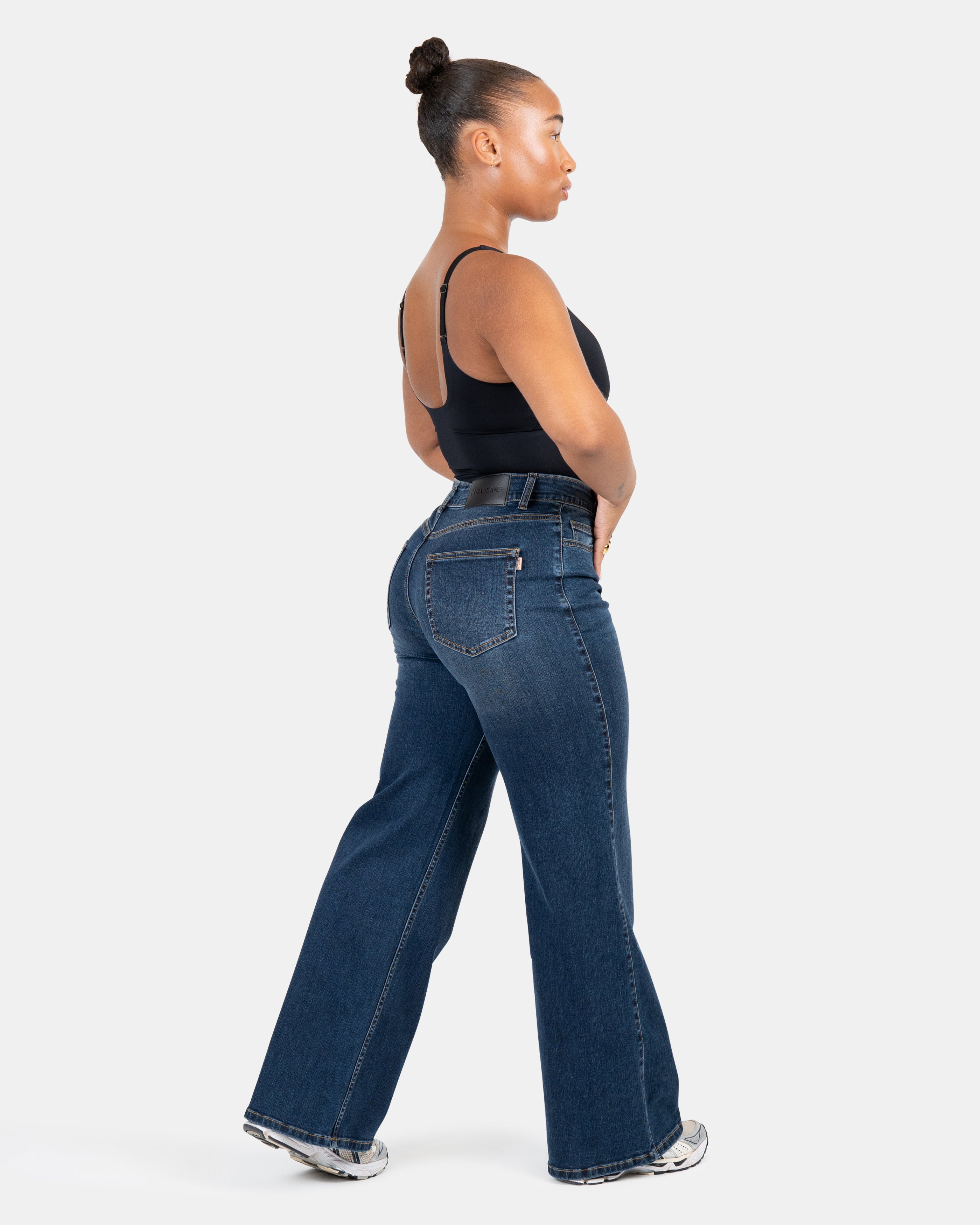 Curve-Hugging Wide Leg – Mid Rise – Indigo